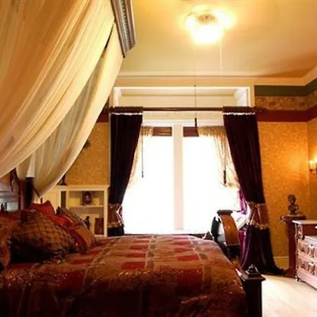 Alexander Mansion Bed And Breakfast-3